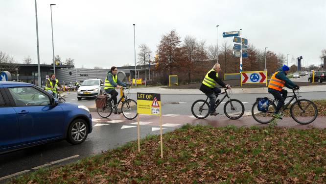 Tweede ongeluk in week op beruchte rotonde: Fietsersbond wil afsluiting, ondernemers willen dat fietsers langzamer rijden