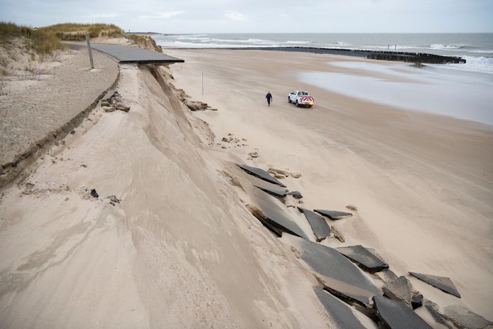 Gevaarlijke situatie ontstaan nadat weg is ingestort door duinafslag bij Nieuwvliet.
