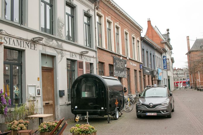 Het vroegere café Den Denker met daarnaast jeugdhuis Den Eglantier: “Beide gebouwen worden één geheel en moeten dé nieuwe ontmoetingsplek worden voor jongeren, met ruimte voor experiment en ateliers rond muziek, beeld en media.”