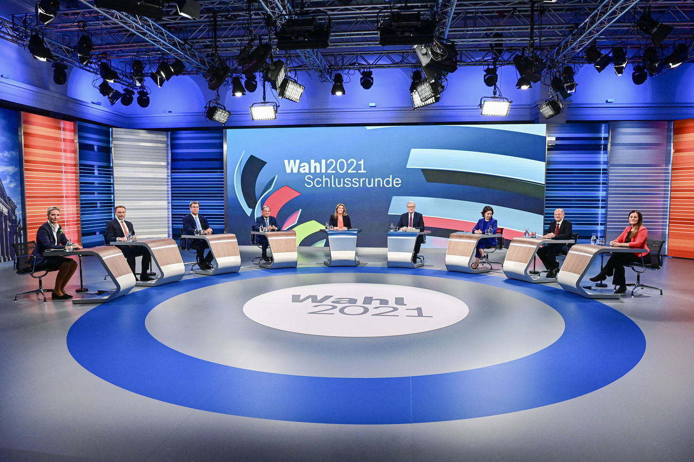 De kopstukken van de zeven Bondsdag-partijen namen vanavond deel aan het laatste grote verkiezingsdebat van de publieke zenders ARD en ZDF.