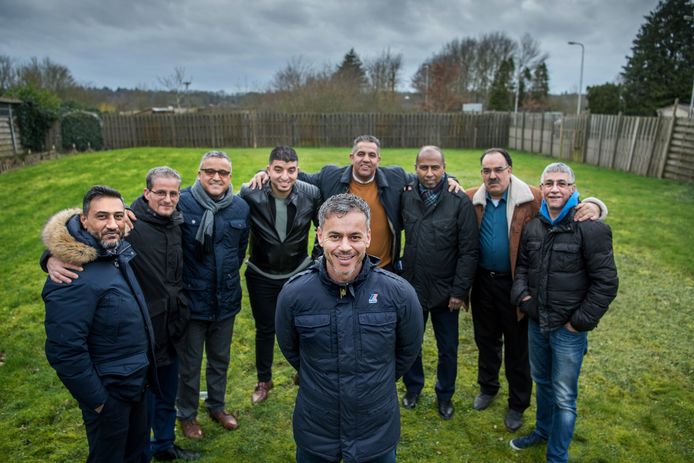 Hamed Amrino en de andere initiatiefnemers op het terrein in Zuidlaren.