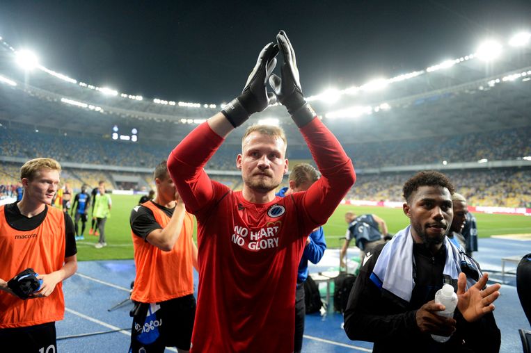 Simon Mignolet groet de meegereisde fans. Beeld Photo News
