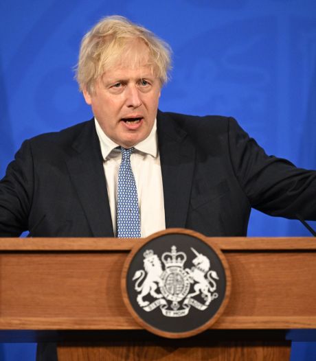 Boris Johnson waant zich veilig na ‘tam’ rapport: ‘Borrels horen bij mijn werk’