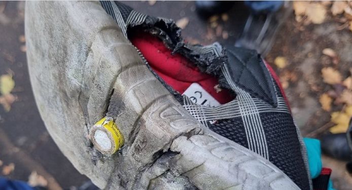 Het vuurwerk ontbrandde door de schoenzool heen, waardoor de jongen een brandwond opliep.