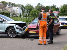 Botsing tussen twee auto’s in Boxtel, materiële schade flink