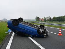 Personenauto over de kop op N61; inzittenden gevlucht