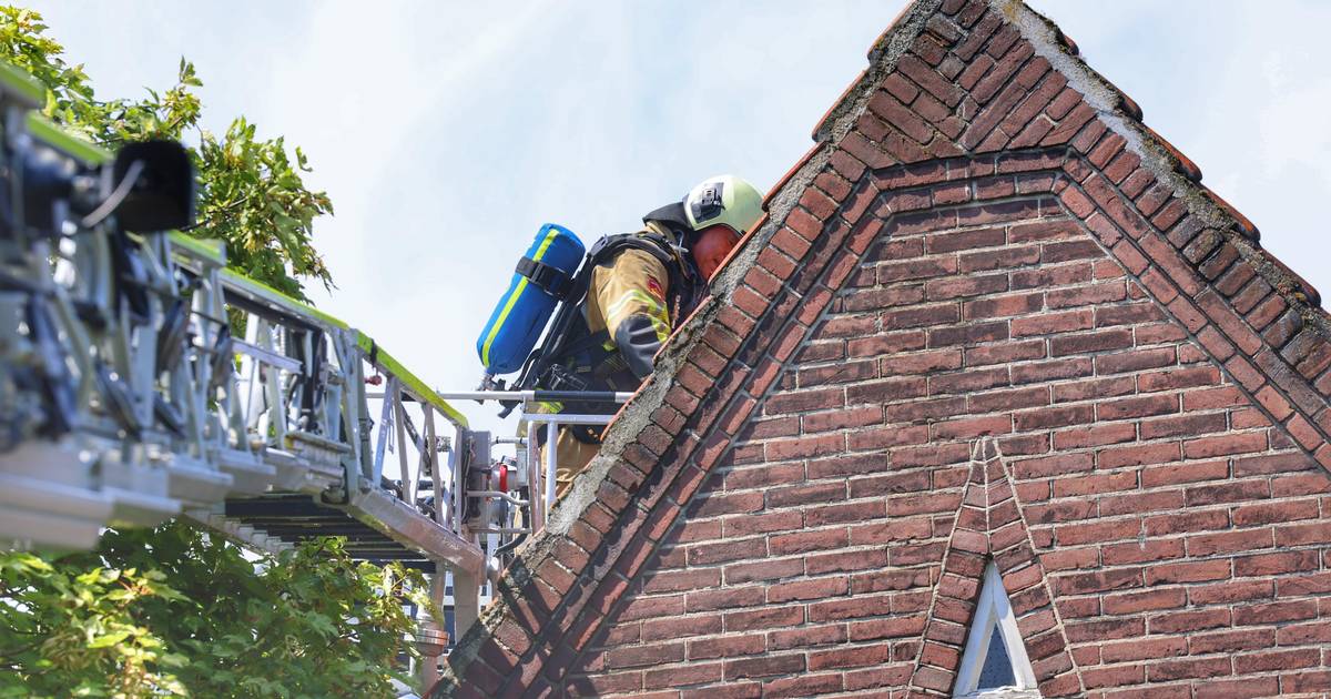 Brand op dak van woning in Waterweg in De Bilt, vermoedelijk in zonnepanelen