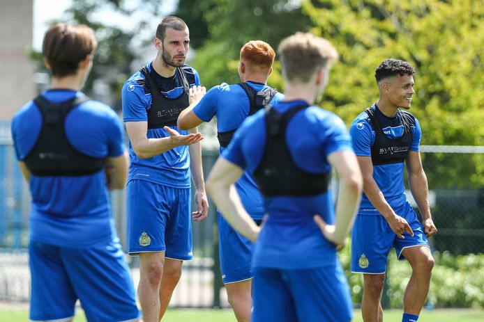 Spelers van Waasland-Beveren op training in de voorbereiding op volgend seizoen.