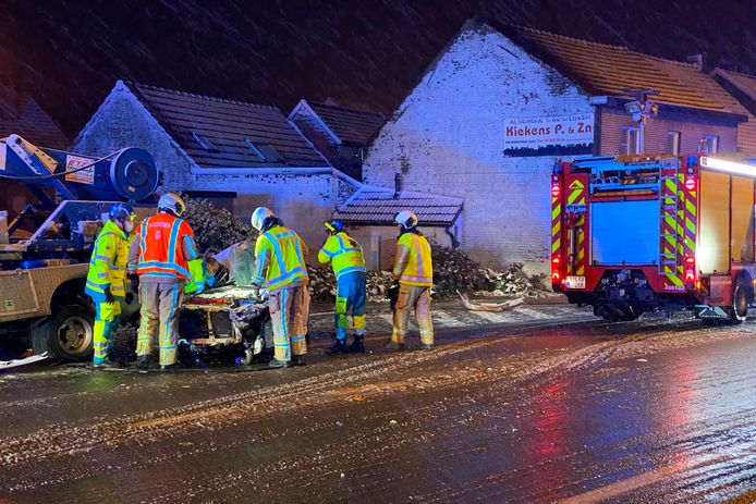 Brandweer en ambulanciers stelden alles in het werk om de man te bevrijden uit zijn wagen na de aanrijding op de Oudenaardsesteenweg in Bambrugge.