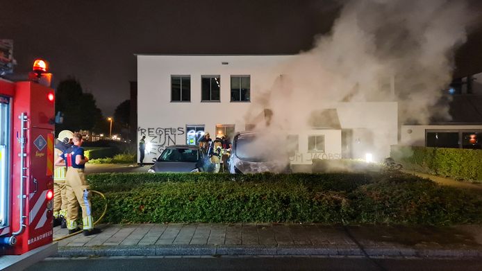 Twee voertuigen van Ons Huis zijn total loss geraakt, bij een derde voertuig raakte de vloeistof niet in brand.