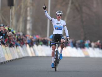 Seizoenszege nummer 10 is een feit: oppermachtige Van der Poel wint Wereldbekercross in Tabor
