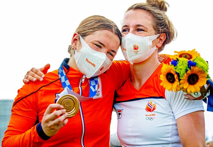Laura Smulders knuffelt haar zus Merel die niet kan geloven dat zij de bronzen medaille heeft gewonnen.