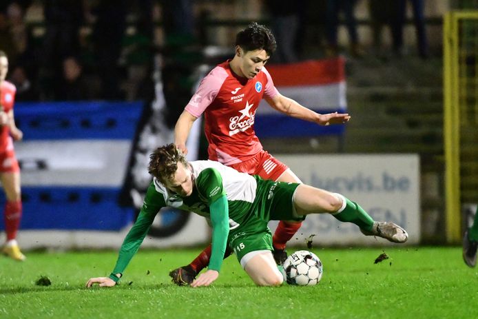 Jens Heyvaert (l.) probeert de bal af te schermen van Sander Emmen.