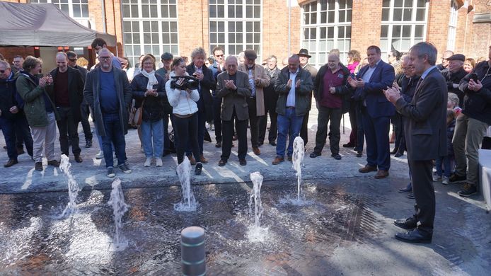 Met de ingebruikname van de waterpartij op het centrale plein werd het nieuwe woonproject De Vakschool officieel ingehuldigd.