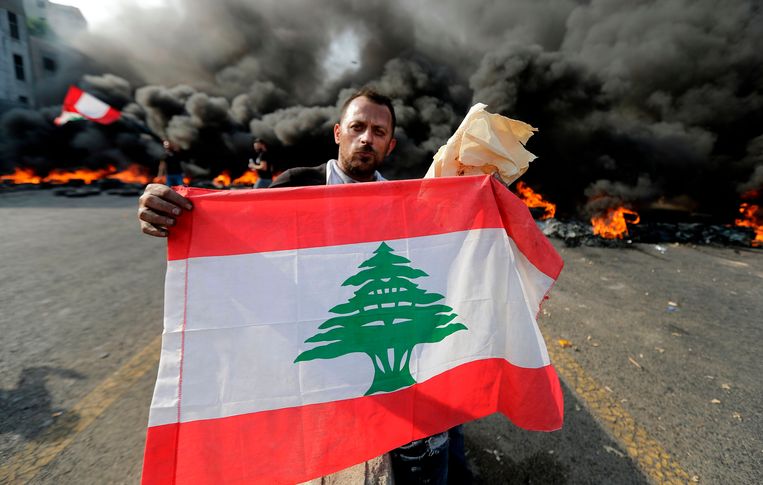Een betoger tijdens protesten in de Libanese hoofdstad Beiroet afgelopen vrijdag. Beeld AFP