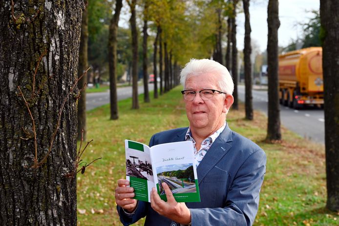 Voormalig predikant Arjan Minnema in de middenberm van de N377, waar ooit de Dedemsvaart liep.