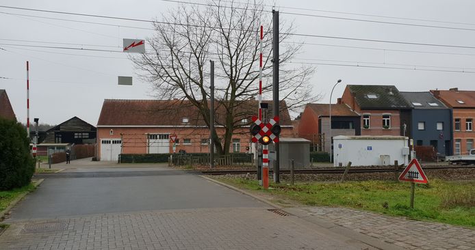 De overweg in Herentals waar de aanrijding gebeurde.