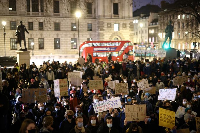 Honderden Britten protesteren bij Parliament Square in Londen tegen regeringsplannen om het demonstratierecht in te perken. Ook uiten ze hun woede over de moord op de 33-jarige Sarah Everard door een politieagent.