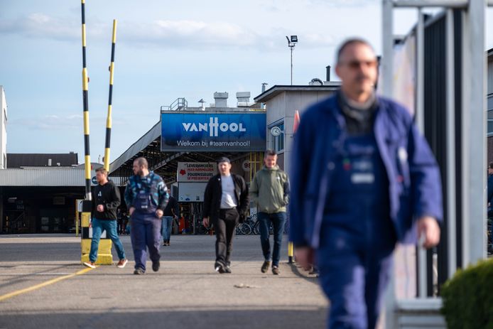 KONINGSHOOIKT Werknemers van Busbouwer Van Hool verlaten het bedrijf na hun shift
