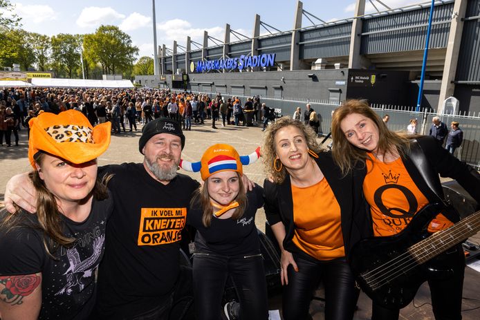 Gezelligheid tijdens Borkpop in Waalwijk Koningsdag op het vv Baardwijk parkeerplaats.

 Crew van Lay's Angels optreden Borkpop
