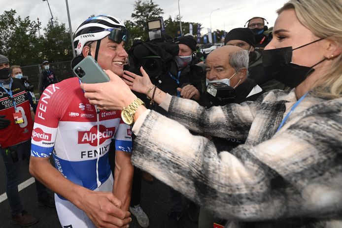 Roxanne Apetrots Op Haar Mathieu Van Der Poel Ik Ben Echt Bijna Doodgegaan Van Der Poel Wint Ronde Van Vlaanderen Hln Be