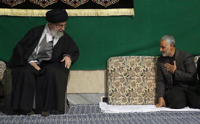 Ayatolla Ali Khamenei (l.), hier in 2015 naast de vorige week omgebrachte Qassem Soleimani.
