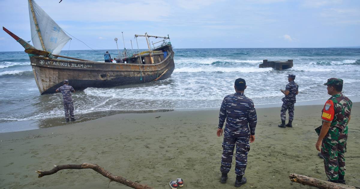 Pengungsi Rohingya terdampar di Indonesia setelah sebulan mengungsi di laut |  di luar