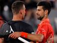 Novak Djokovic krijgt de felicitaties van Marton Fucsovics.