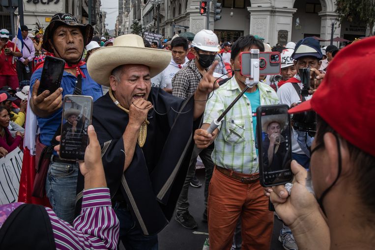 De meeste demonstranten in Lima zijn ‘autoconvocados’, ze organiseerden zichzelf zonder een partij of organisatie te volgen. Beeld Nicola Zolin voor de Volkskrant