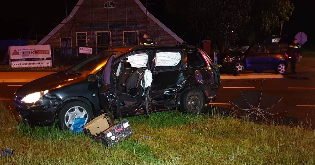Twee autos met elkaar in botsing tussen Enschede en Losser.
