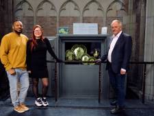 Gouden avondmaalservies in de Grote Kerk betaald uit slavernij: ‘We moeten het verleden zichtbaar maken’