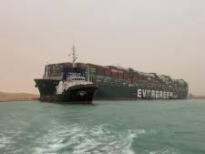 Gestrande containerreus Suezkanaal toch nog niet los