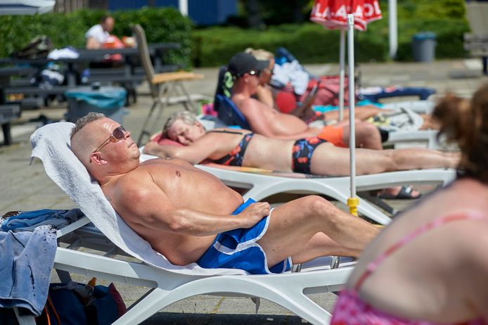 Olaf van Asperen genoot deze zomer van het tropische weer op het Laco-openluchtzwembad in Veghel.