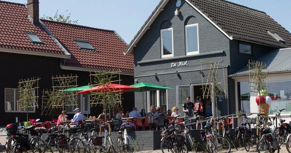 Bezoekers genieten tijdens zonovergoten Pasen van verkoelend ijsje bij Lobithse IJshut