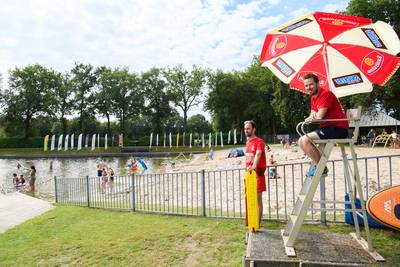 Wethouders springen bij als badmeester in De Kuil: ‘Zonder vrijwilligers is er geen zwembad’