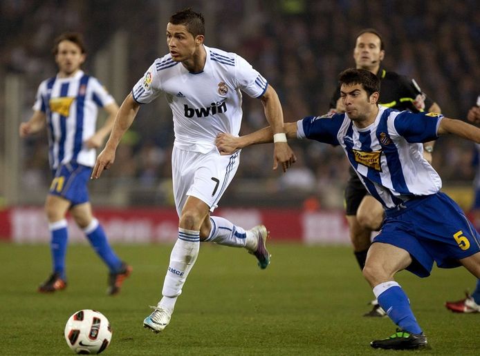 Jordi Amat (r) in duel met Cristiano Ronaldo.