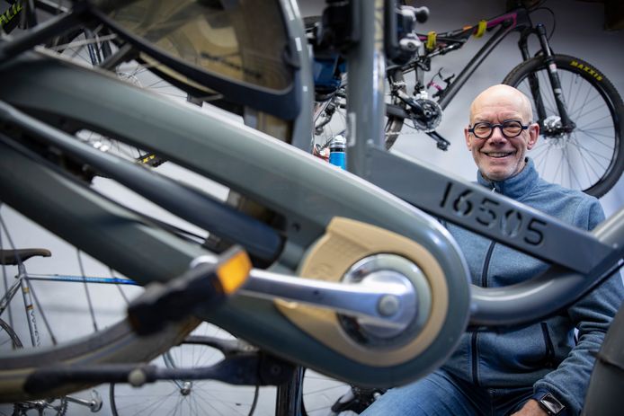 Martin van der Schans in zijn werkplaats aan huis. Hij werkte jarenlang in de communicatie en richtte met studiegenoot Noud Bex een succesvol bureau op. Nu is hij fietsenmaker.