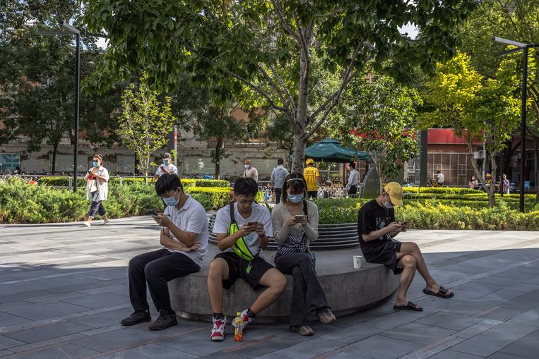 Jongeren in Beijing, augustus 2021. Beeld Roman Pilipey / EPA