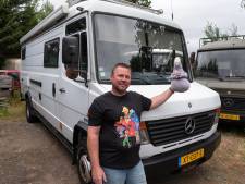Ruth bouwde alles in camperbus zelf en reist er door heel Europa mee: ‘Het is mijn lust en mijn leven’
