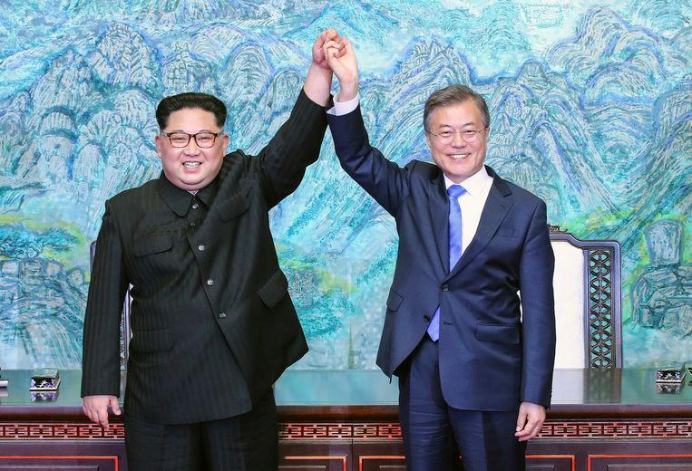 De Noord-Koreaanse leider Kim Jong-un en de Zuid-Koreaanse president Moon Jae-in. Beeld AP