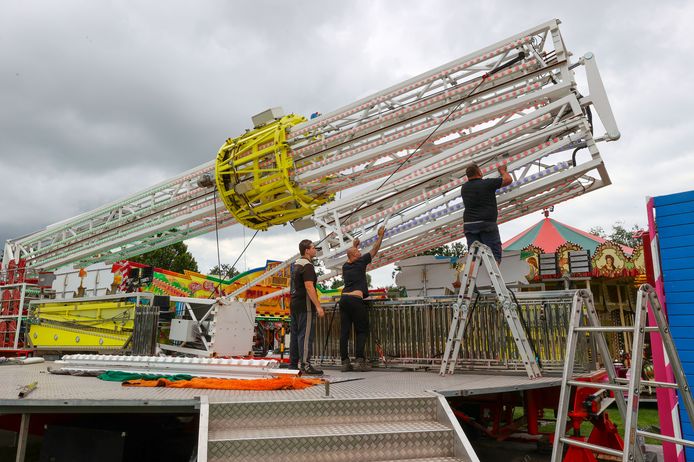 De kermis in Budel wordt weer opgebouwd, maar dit jaar niet in het centrum.