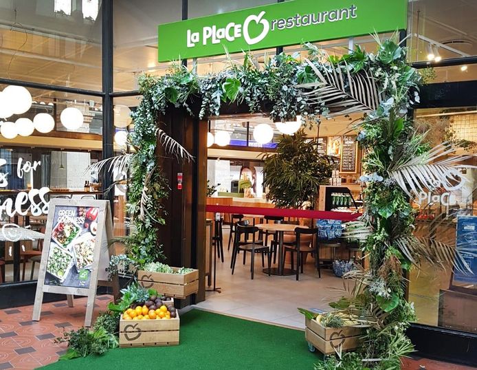 Eigenaar Jumbo wil de formule van La Place (en La Place Express) flink uitbreiden, onlangs werd in het treinstation van Kopenhagen dit La Place-restaurant geopend.