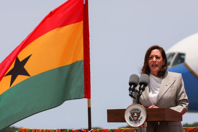 De Amerikaanse vicepresident Kamala Harris bij haar aankomst in Ghana.