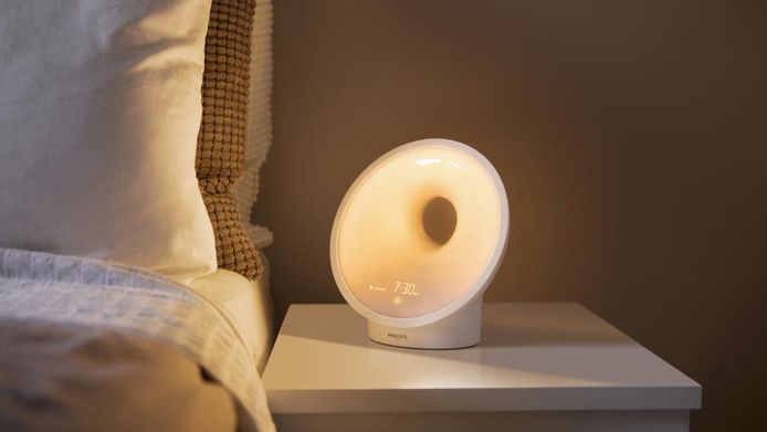 Zorgt een wake-up light echt je wakker wordt? 'Alleen voor de slaper' | Tech AD.nl