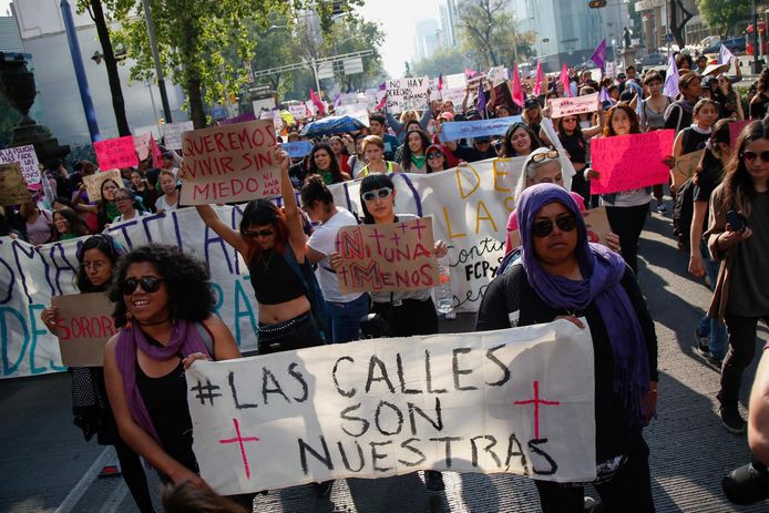 Vrouwen protesteren in Mexico-stad tegen geweld tegen vrouwen en femicide. ‘De straten zijn van ons', ‘Geen enkele meer’ en ‘We willen zonder angst leven’ staat er op de borden van de demonstranten geschreven.