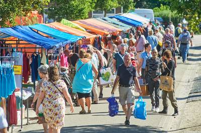 Grote goederenmarkt in Overlangel, met muziek en vermaak