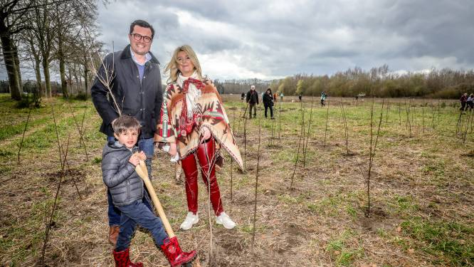 300 Brugse kindjes planten samen met hun ouders 1.500 geboortebomen in het Beisbroekbos: “We komen jaarlijks terug met Billie naar hier”