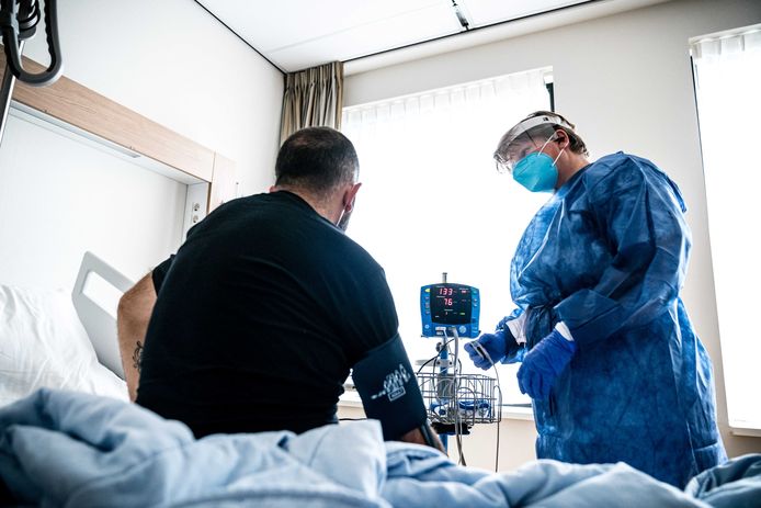 Een patiënt op de cohortafdeling van het Catharina Ziekenhuis.