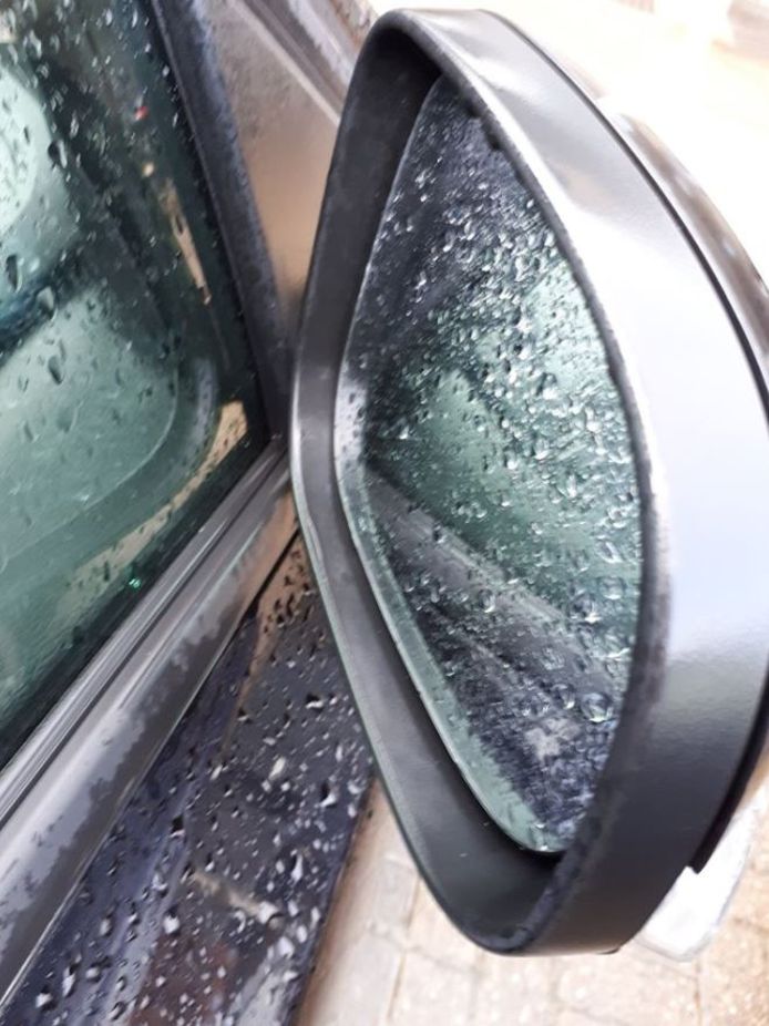 Van auto's in Puttershoek en Strijen zijn de buitenspiegels gestolen.