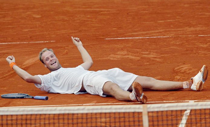 Martin Verkerk in actie op Roland Garros in Parijs, waar hij zich in mei 2003 plaatste voor de finale. Eind augustus verzorgt hij een clinic tijdens het jubileumweekend van TCN